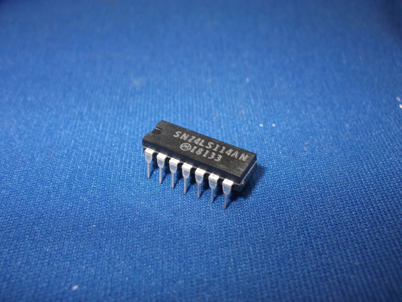 74LS114: 14P Dual JK Edge Triggered Flip-Flop